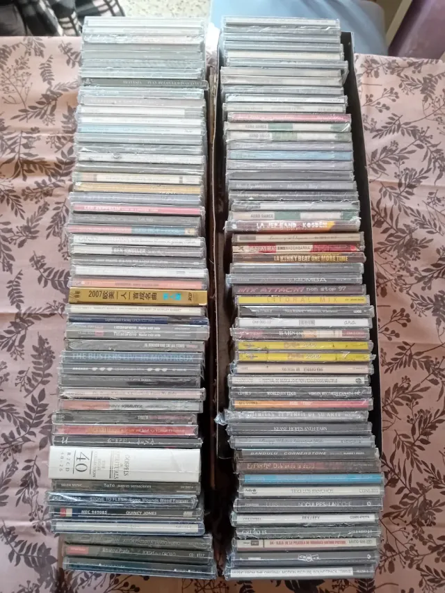 Lote 1 di 100 CD di Musica Varia