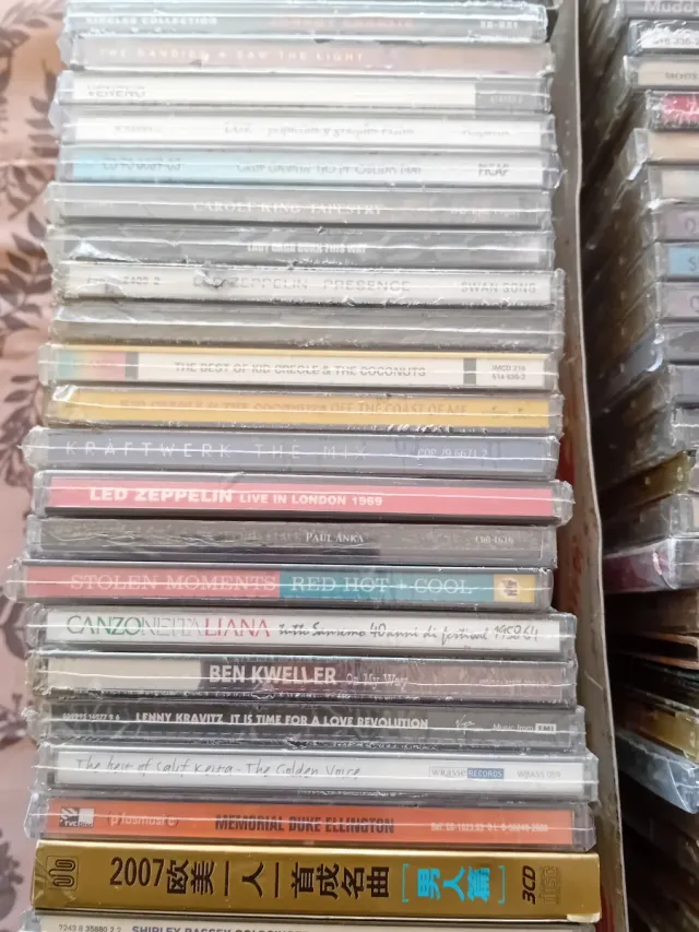 Lote 1 di 100 CD di Musica Varia