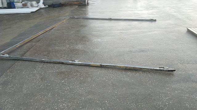 Puerta metálica industrial usada