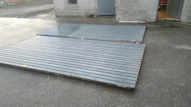 Puerta metálica industrial usada