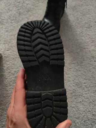 Botas negras con cordones