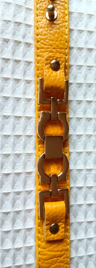 Pulsera símil cuero dorada