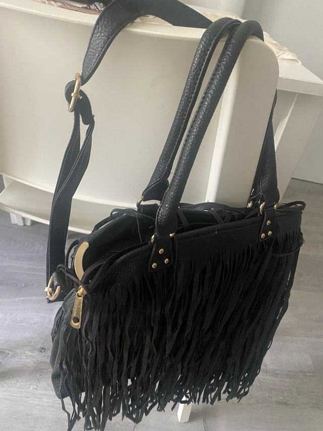 Bolso negro con flecos
