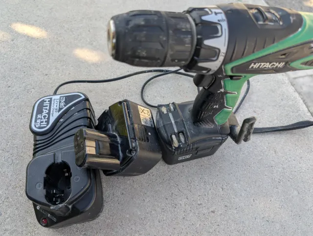 Trapano Hitachi 14.4V con caricabatterie e batterie