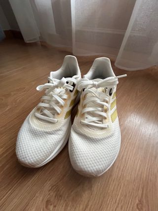 Zapatillas Adidas Blancas y Doradas