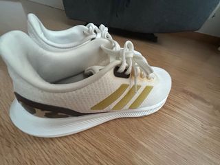 Zapatillas Adidas Blancas y Doradas