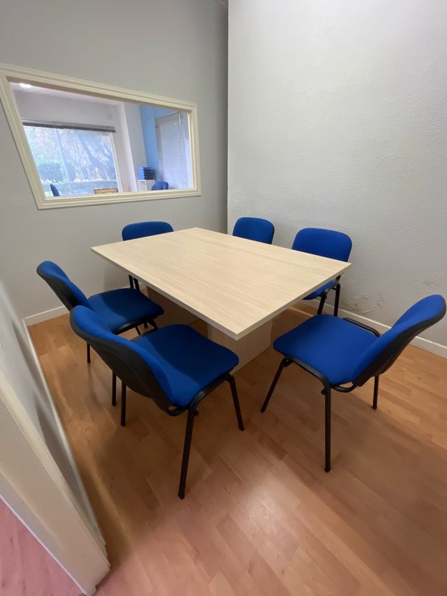 Mesa de reuniones y 6 sillas