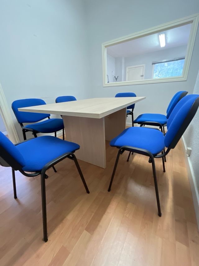 Mesa de reuniones y 6 sillas