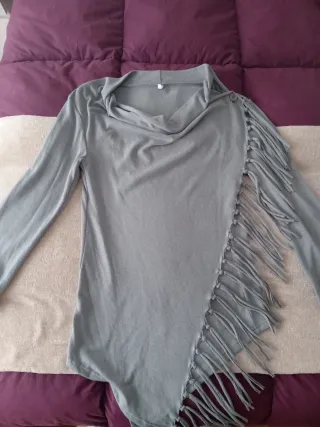 Chaqueta gris con flecos