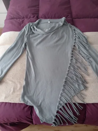 Chaqueta gris con flecos