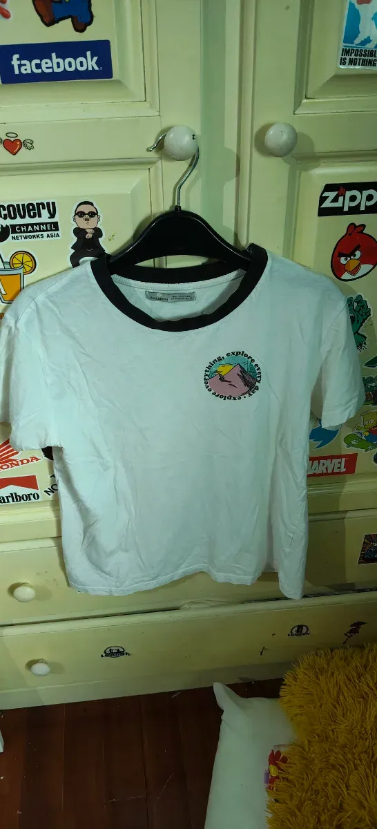 Camiseta blanca con estampado de montaña