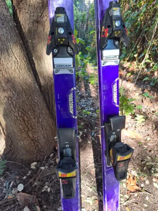 Esquís Salomon Morados con Bastones.