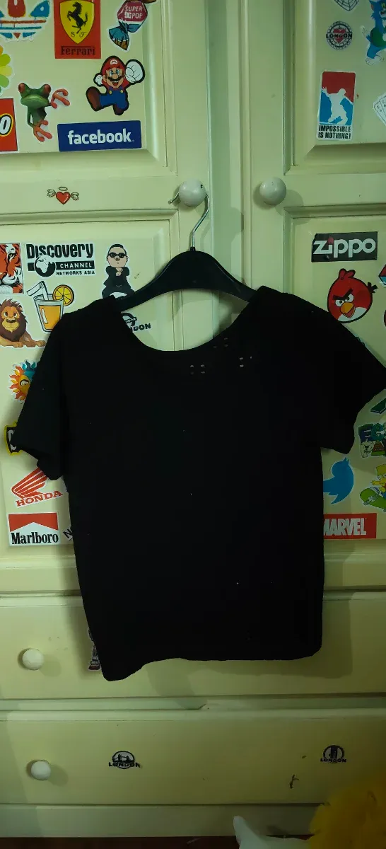 Camiseta negra con espalda descubierta