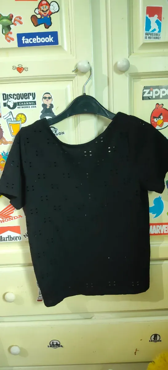 Camiseta negra con espalda descubierta