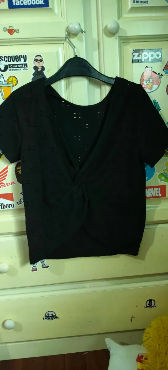 Camiseta negra con espalda descubierta