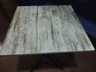 Mesas y sillas de cafetería estilo rústico