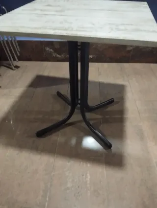 Mesas y sillas de cafetería estilo rústico