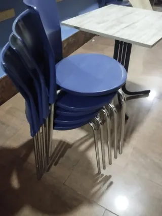 Mesas y sillas de cafetería estilo rústico