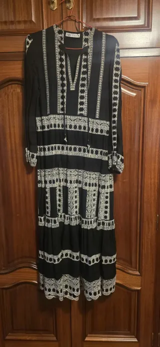 Vestido negro bordado