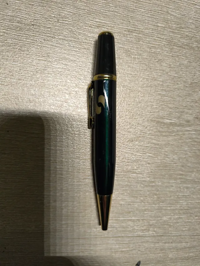 Bolígrafo verde con detalles dorados