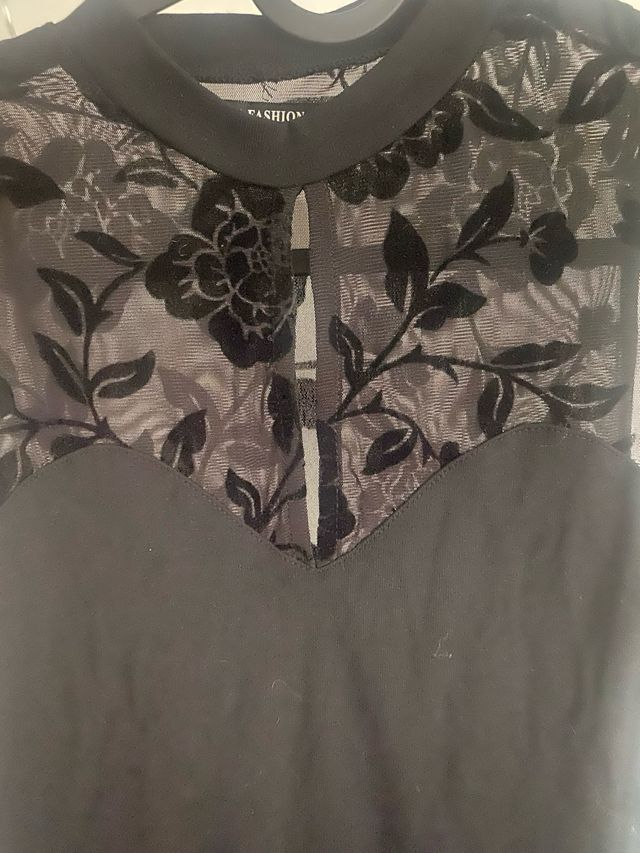 Vestido de noche negro con encaje