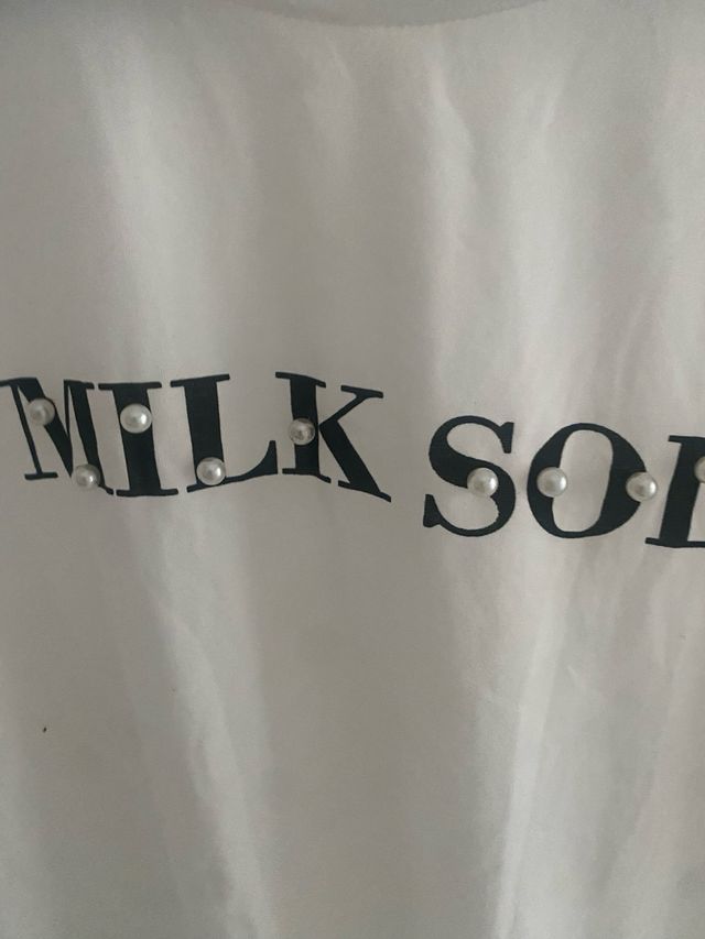 Camiseta Milk Soda con perlas y flecos