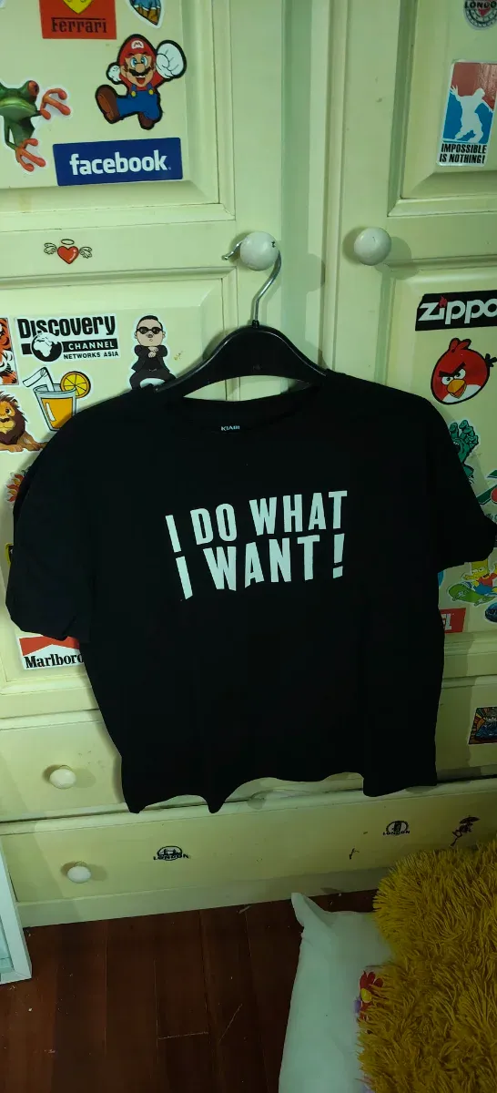 Camiseta negra con estampado blanco.