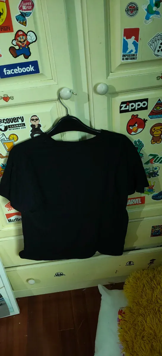 Camiseta negra con estampado blanco.