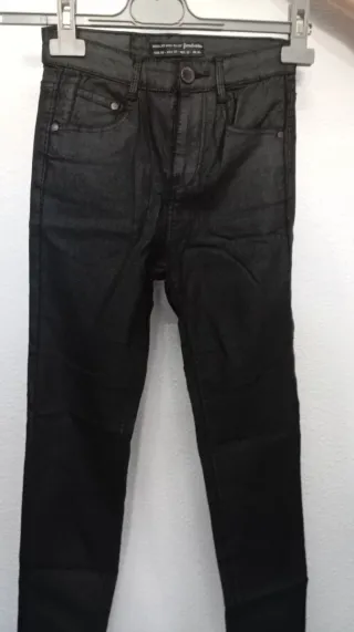 Pantalón pitillo de polipiel negro Stradivarius