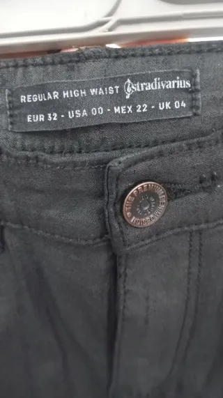 Pantalón pitillo de polipiel negro Stradivarius
