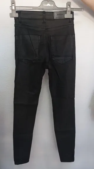 Pantalón pitillo de polipiel negro Stradivarius