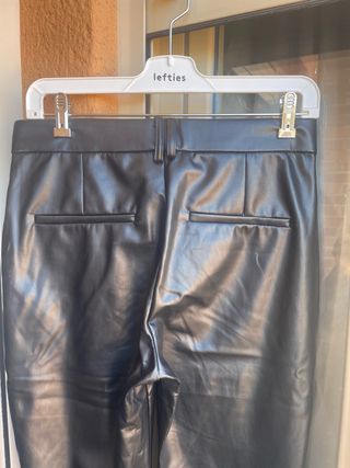 Pantalón efecto piel Zara