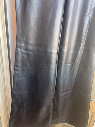 Pantalón efecto piel Zara