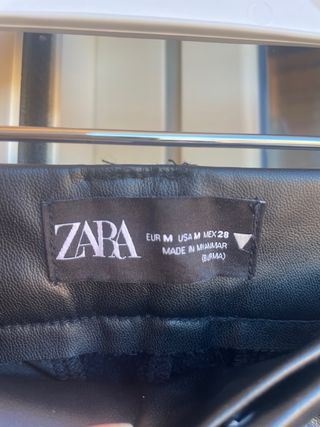 Pantalón efecto piel Zara