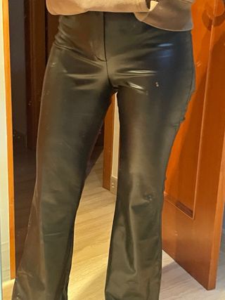 Pantalón efecto piel Zara