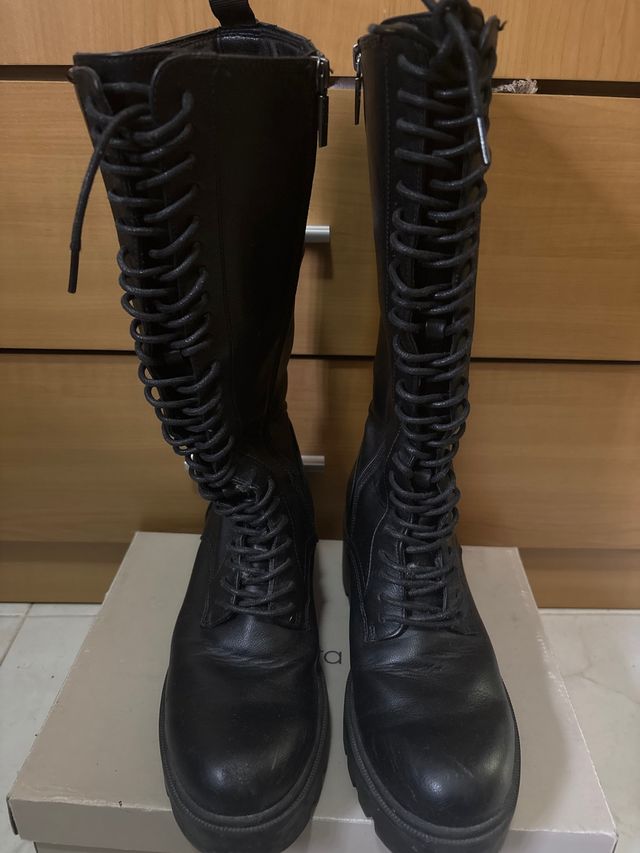 Botas militares altas negras con cordones