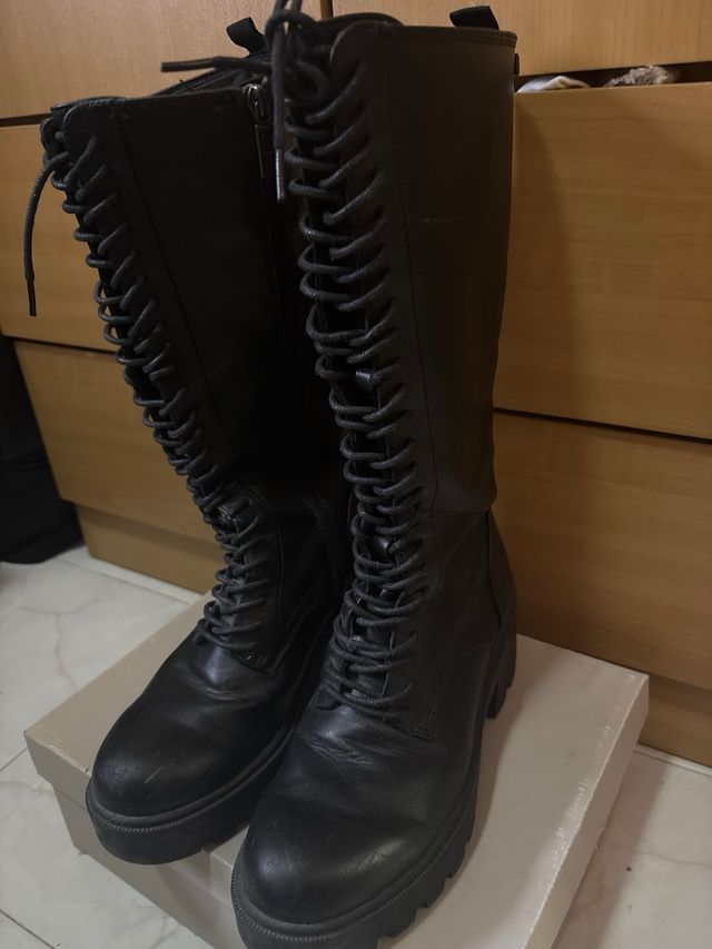 Botas militares altas negras con cordones