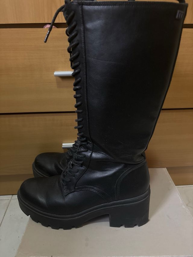 Botas militares altas negras con cordones