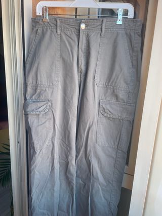 Pantalón cargo Zara verde oliva