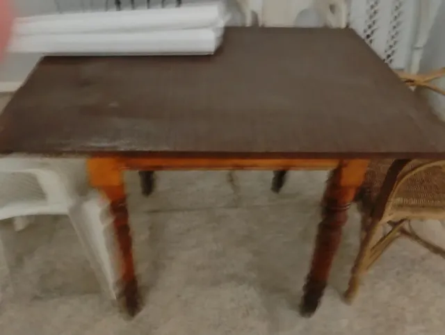 Mesa de comedor cuadrada de madera