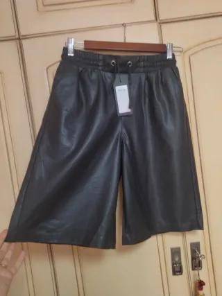 Pantalones culotte efecto piel negros