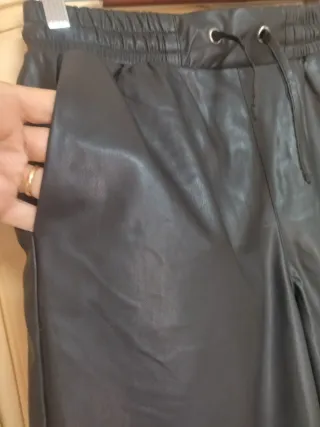 Pantalones culotte efecto piel negros