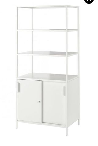 Guardaroba bianco con porte scorrevoli