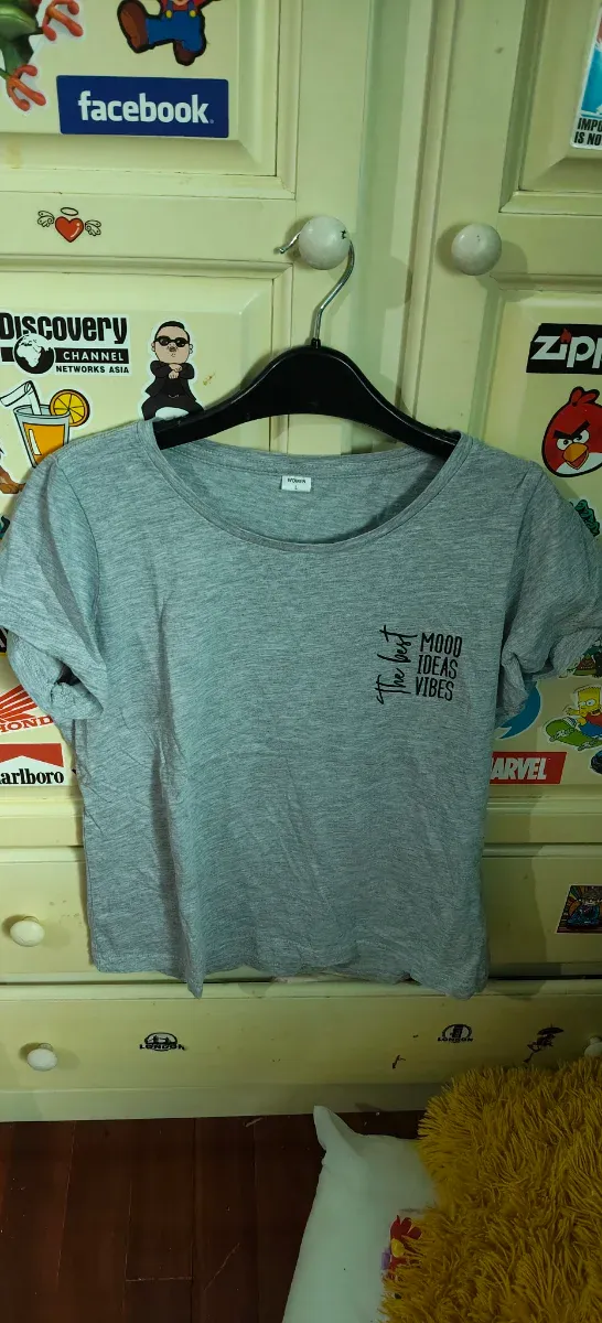 Camiseta gris con estampado