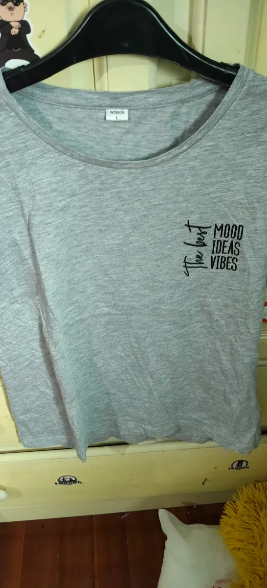 Camiseta gris con estampado