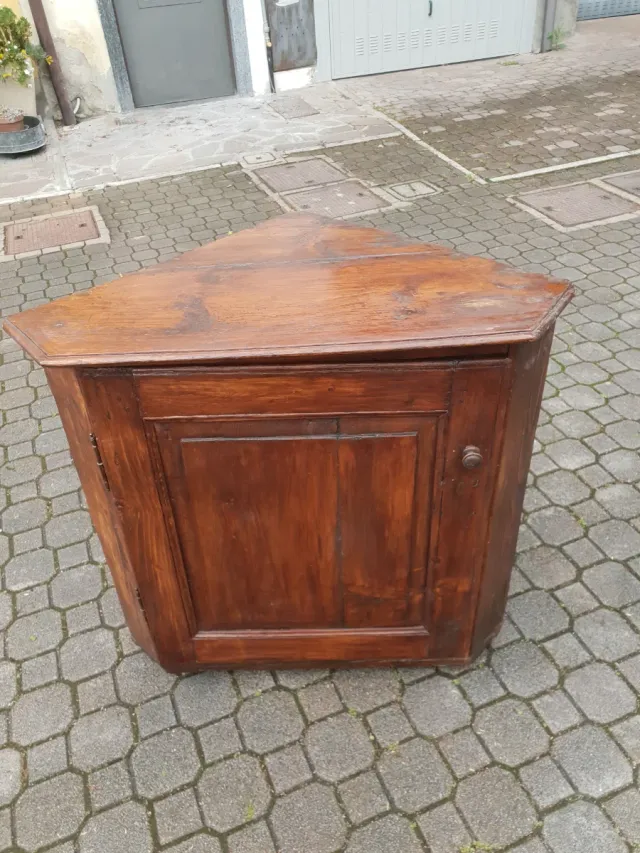Angoliera credenza antica restaurata