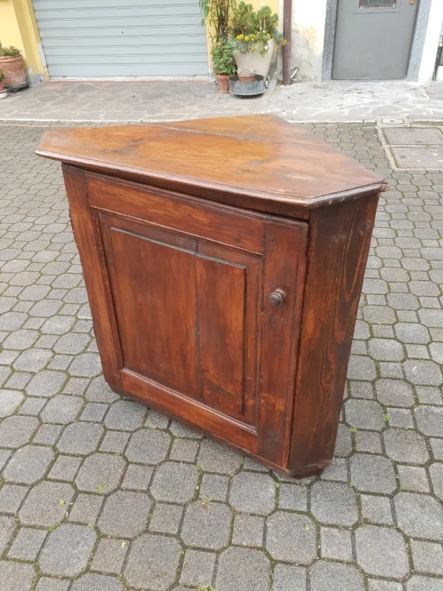 Angoliera credenza antica restaurata