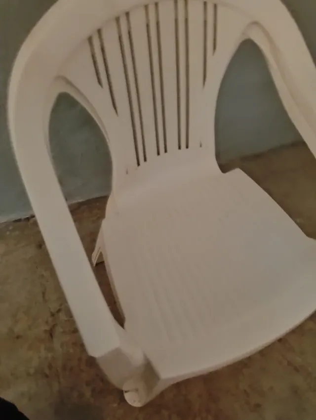 Sillas de plástico blancas