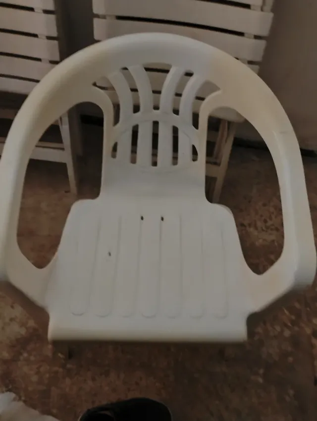 Sillas de plástico blancas