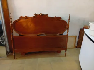 Cabezal de cama clásico de madera